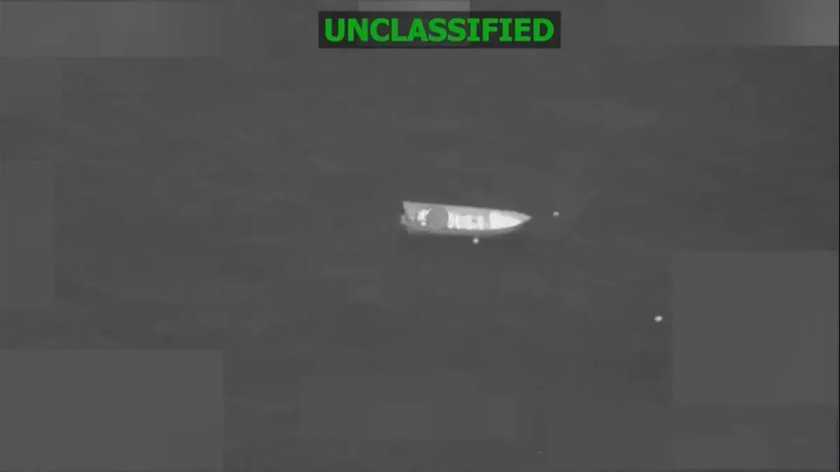 Sala de un juzgado con magistrado dictando una orden judicial