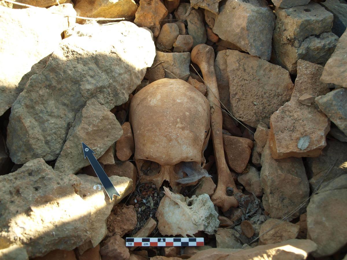 Equipo de ArqueoAntro trabajando en la excavación de una fosa en la provincia de Castellón