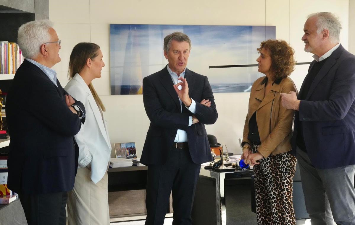 Feijóo convoca a los grupos parlamentarios del PP para discutir la regularización masiva de inmigrantes