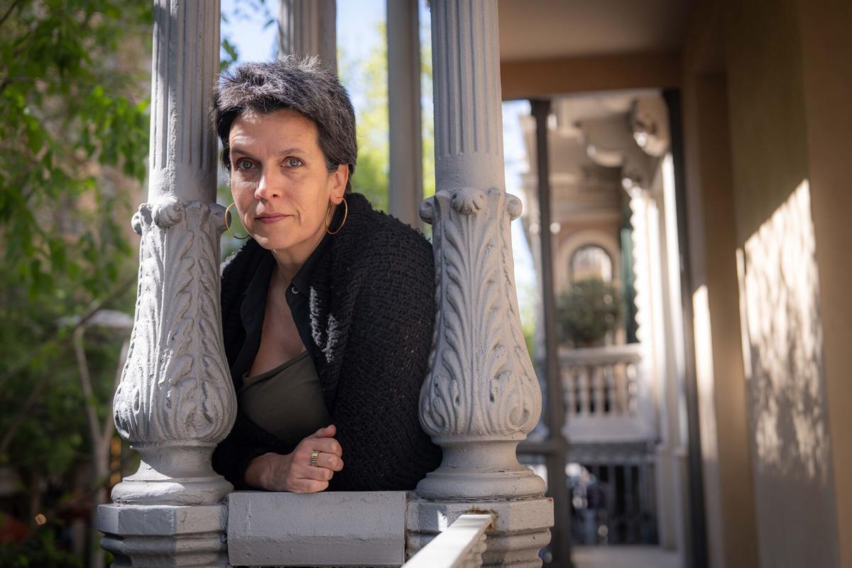 Carlota Gurt en la sede de Anagrama recibiendo el premio