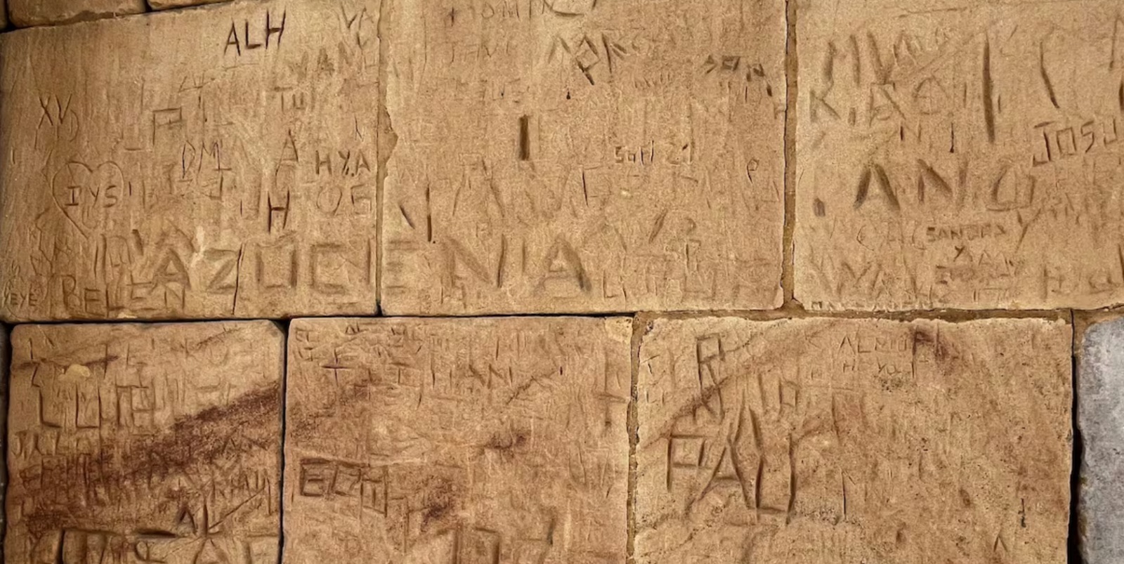 Templo de Debod: el Ayuntamiento inicia estudio para borrar las marcas vandálicas