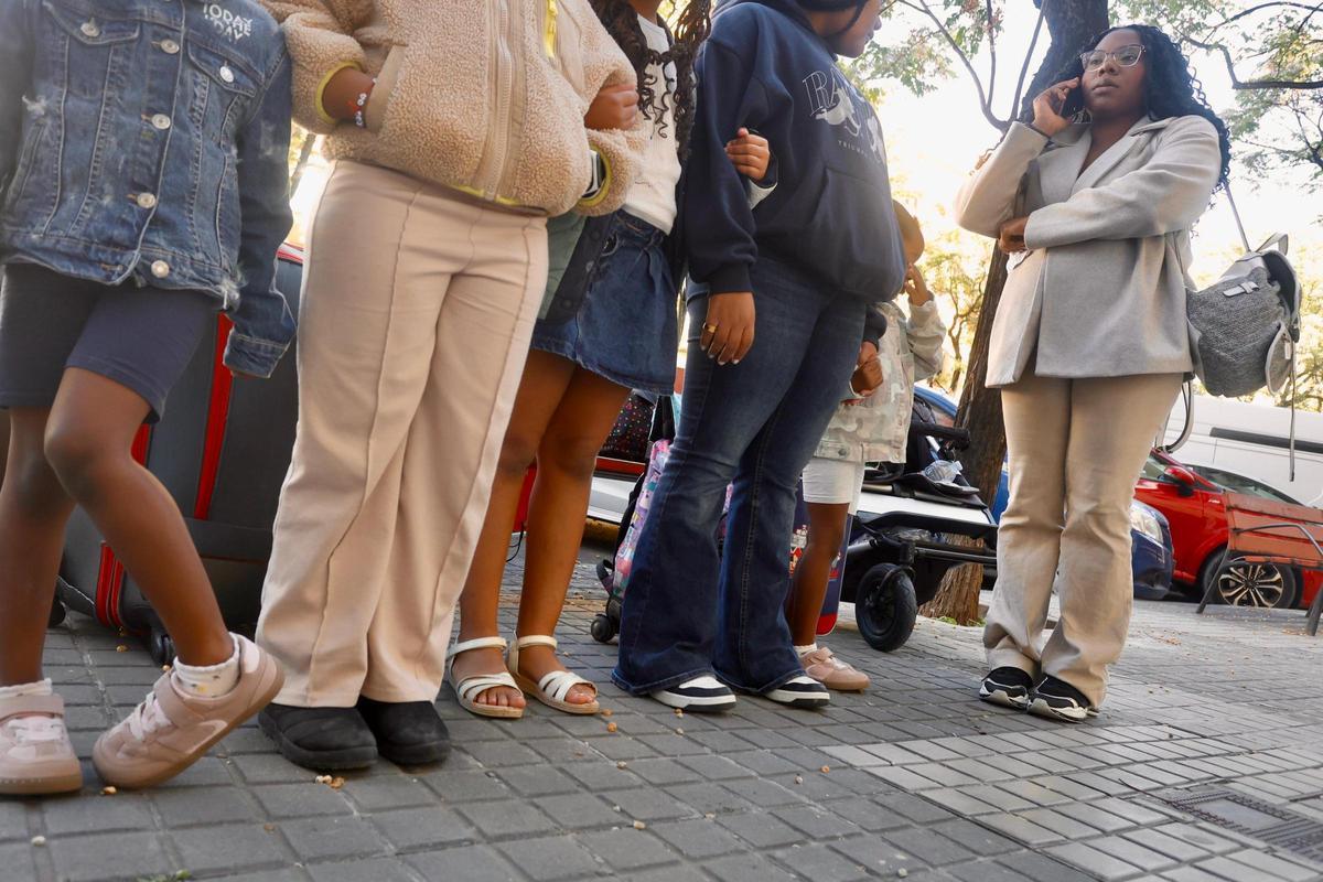 Desalojo de Gloria Montaño y sus hijas frente a la vivienda en Patraix