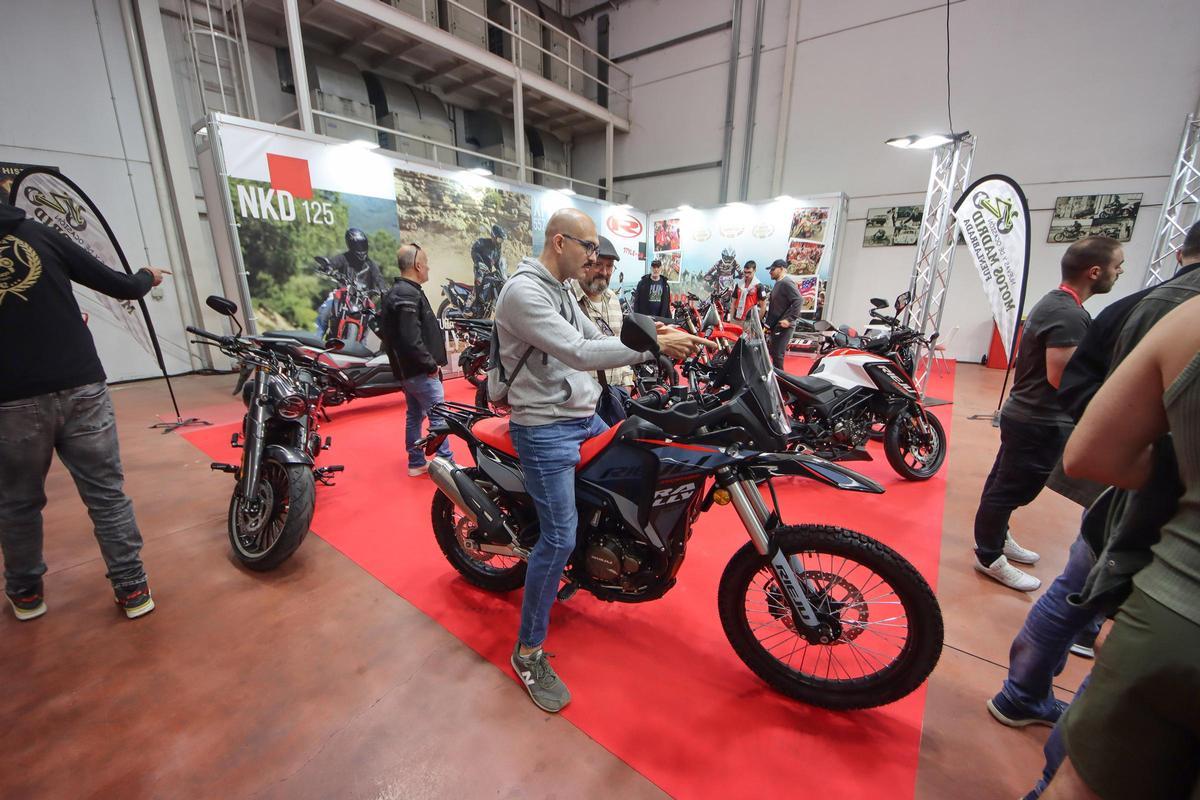 Vista general del salón Madrid X Moto 2024 con expositores y público en La Torre‑Ciudad del Conductor