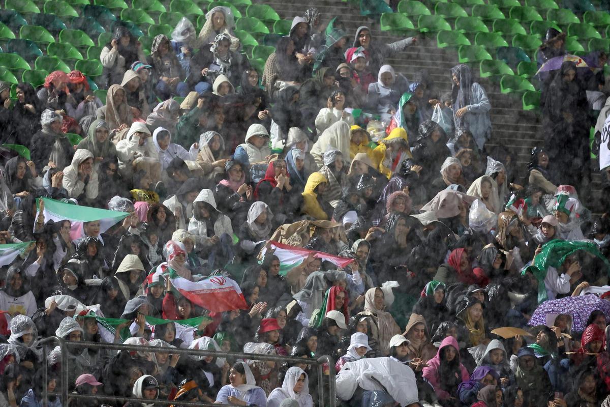 Genaro Gattuso gesticula desde la línea de banda durante el partido