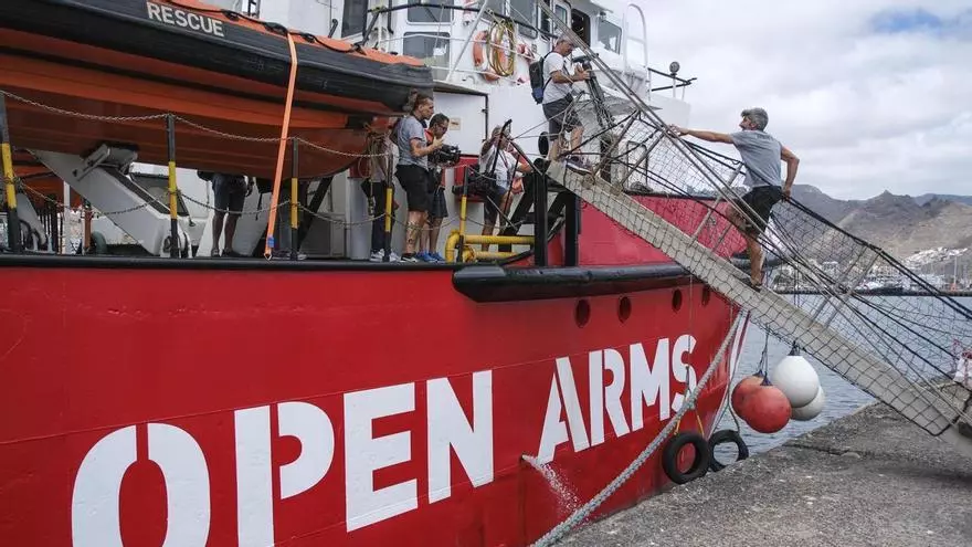 Foto de una fila de empleados públicos en una oficina del gobierno