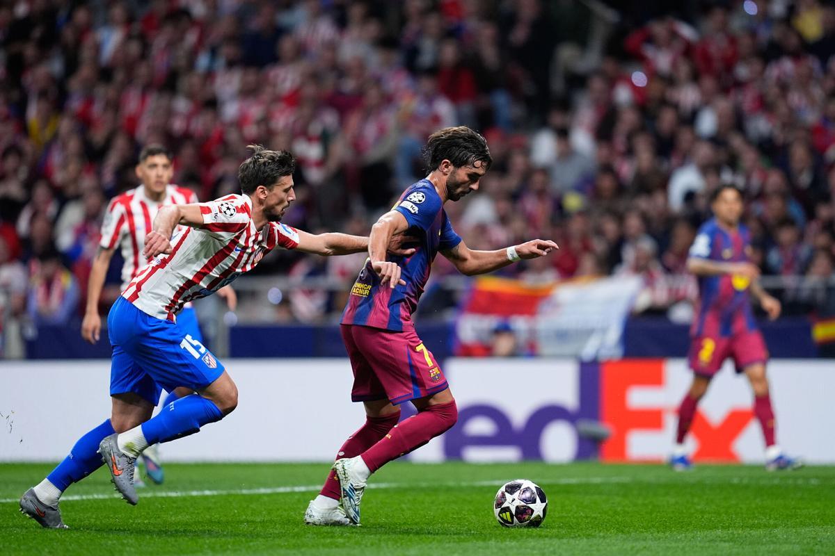 Imagen del estadio Metropolitano con jugadores del Barcelona y el Atlético disputando el partido de cuartos de final de la Champions League