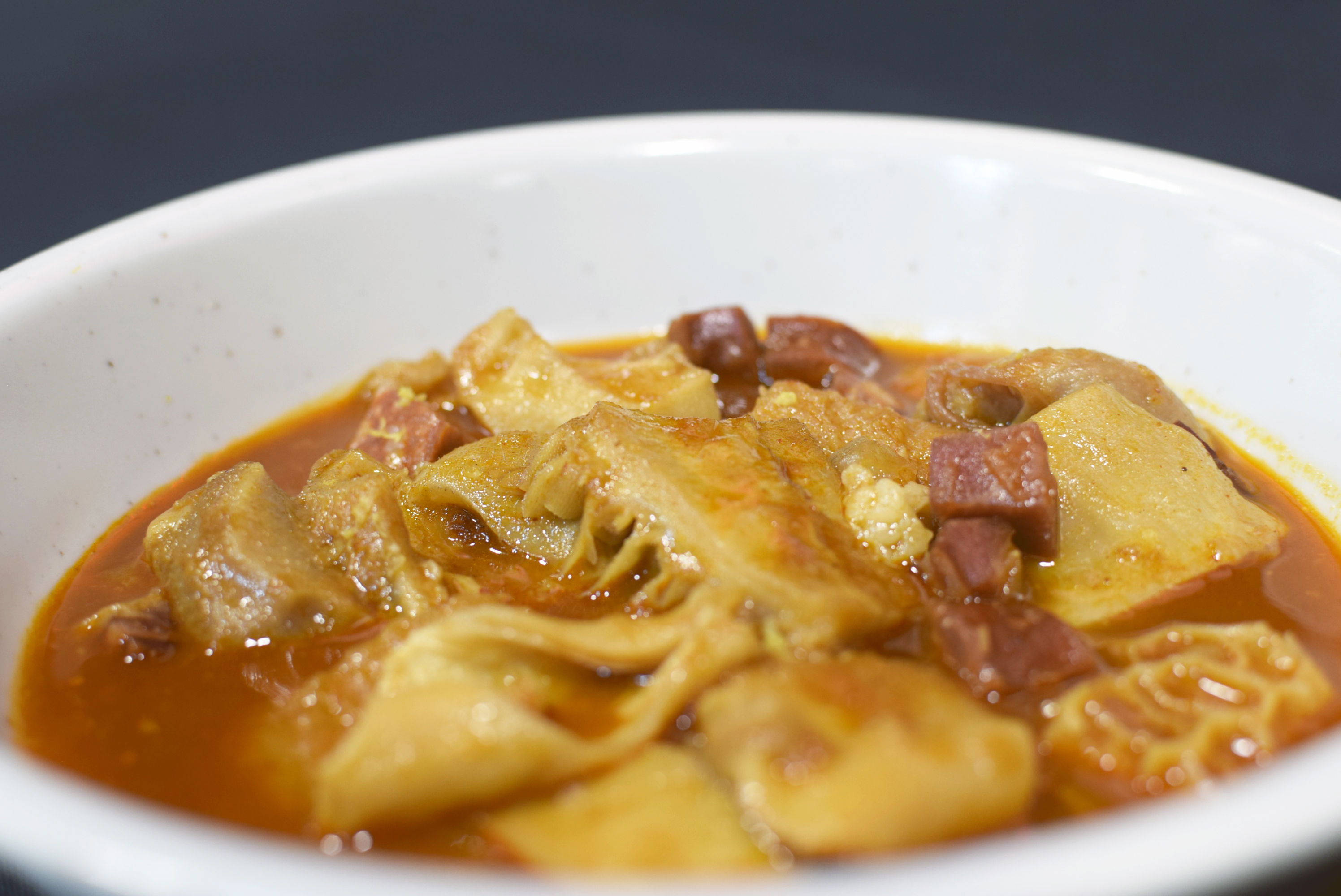 Chef Estefanía Cazalla supervisando la preparación de los callos en el Salón Gourmets