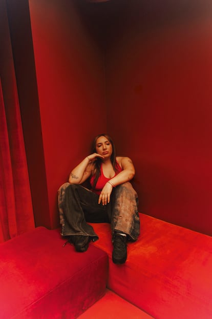 DJ del colectivo Karne Kulture pinchando en la Sala El Sol, con luces rojas y público atento