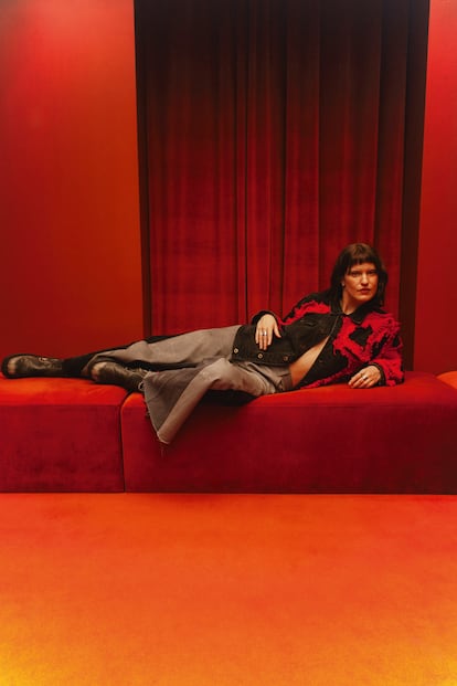 Cartel del evento semanal de Karne Kulture con los nombres de las integrantes y el logo del protocolo de seguridad