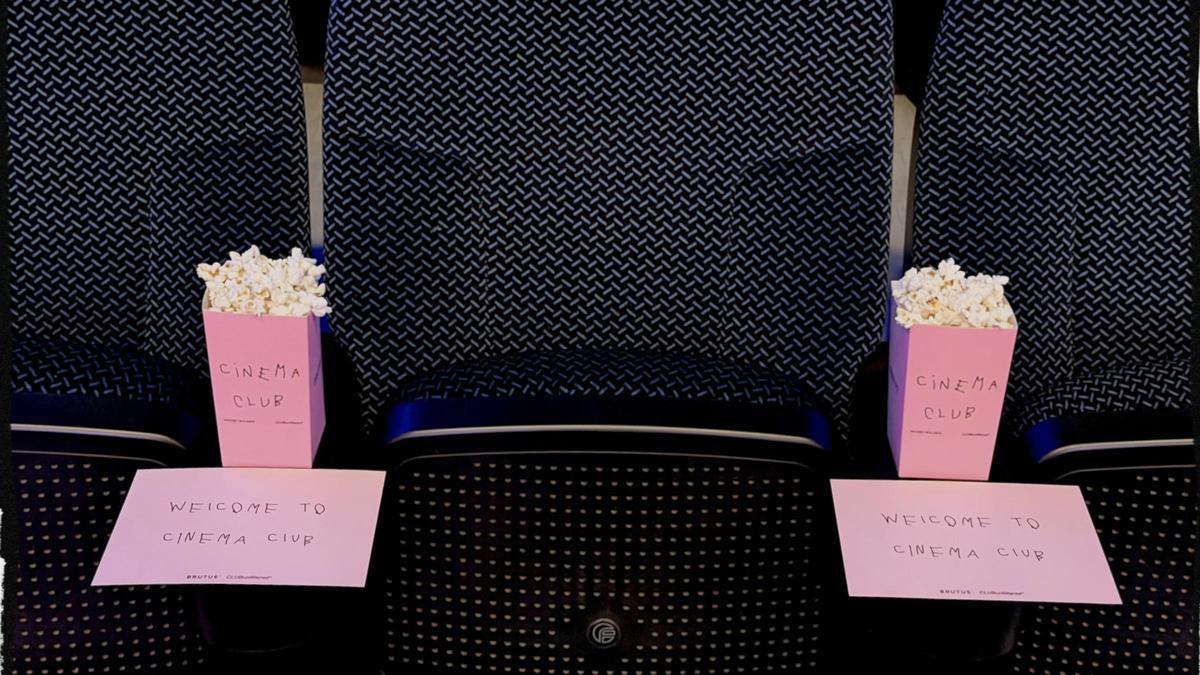 Gigi Vives y Leti preparando la sala del cineclub Cinema Unfiltered en Barcelona