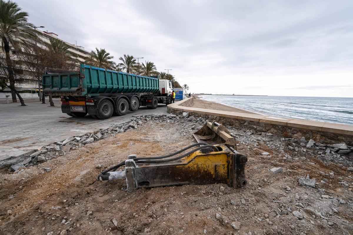 Paseo marítimo demolido en Calafell, mostrando la zona donde la arena vuelve a la playa