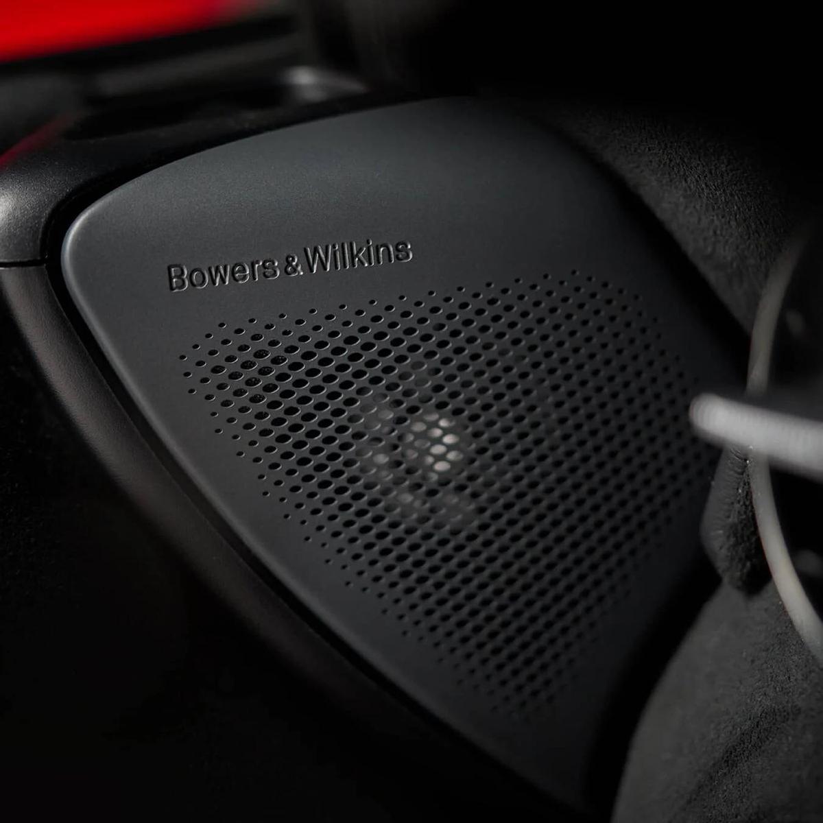 Control de tráfico en una autopista turca con agentes revisando vehículos