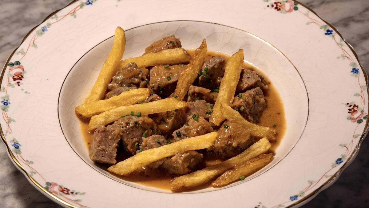 Fachada de la Bodega Josefa con su puerta vidriada y barra de mármol restaurada