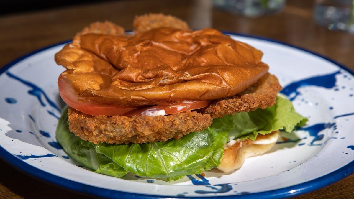 Boef bourguignon servido en Bistró Piropo, homenaje a la cocina parisina