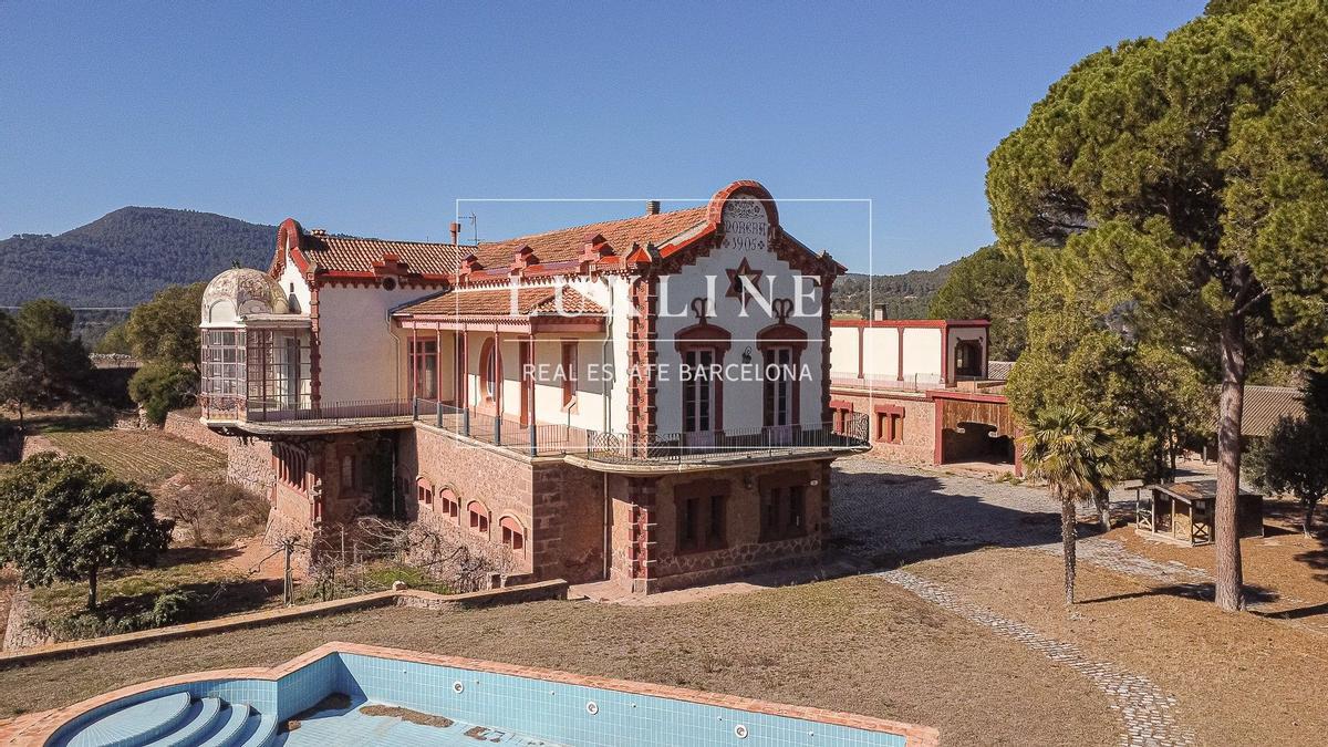 Fachada modernista de Mas Morera con vistas al paisaje de Manresa
