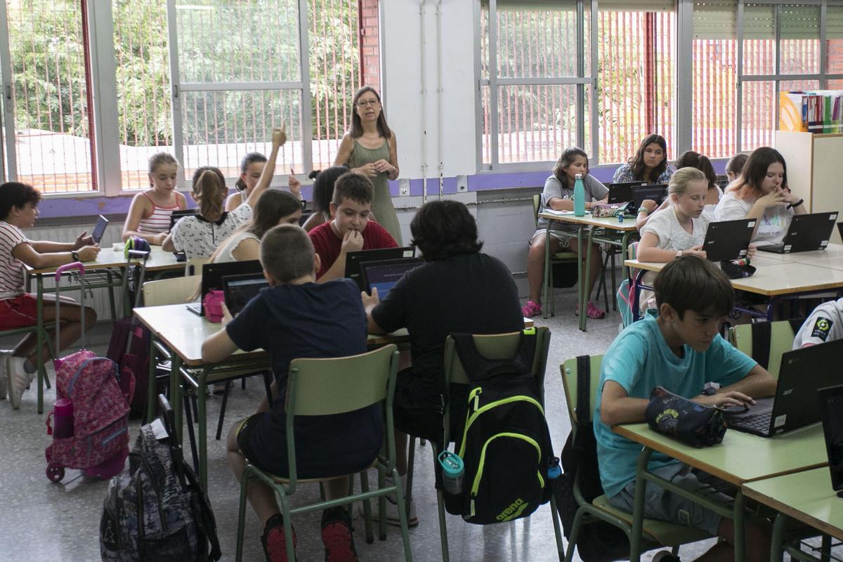 Alumnos en clase en un colegio de Valencia mientras reciben la formación en prevención de emergencias
