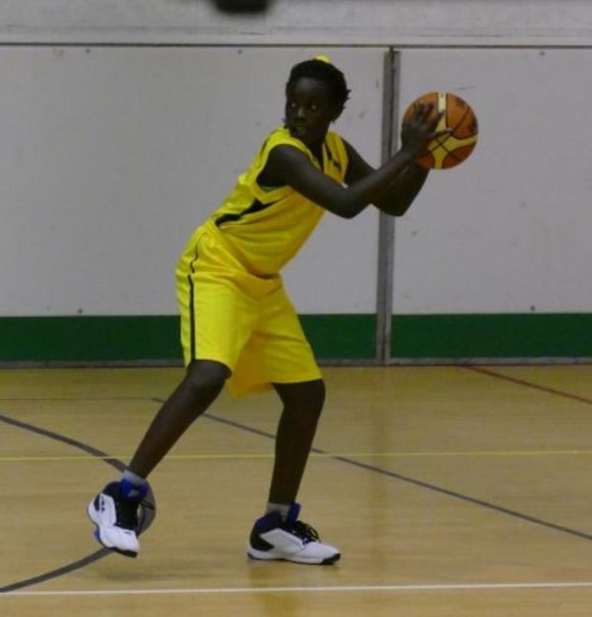Awa Fam posando con balón antes del draft, lista para su nuevo reto en Seattle