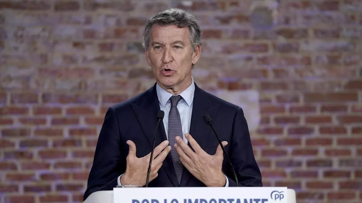 Abogado Pedro Colina revisando documentos en su despacho