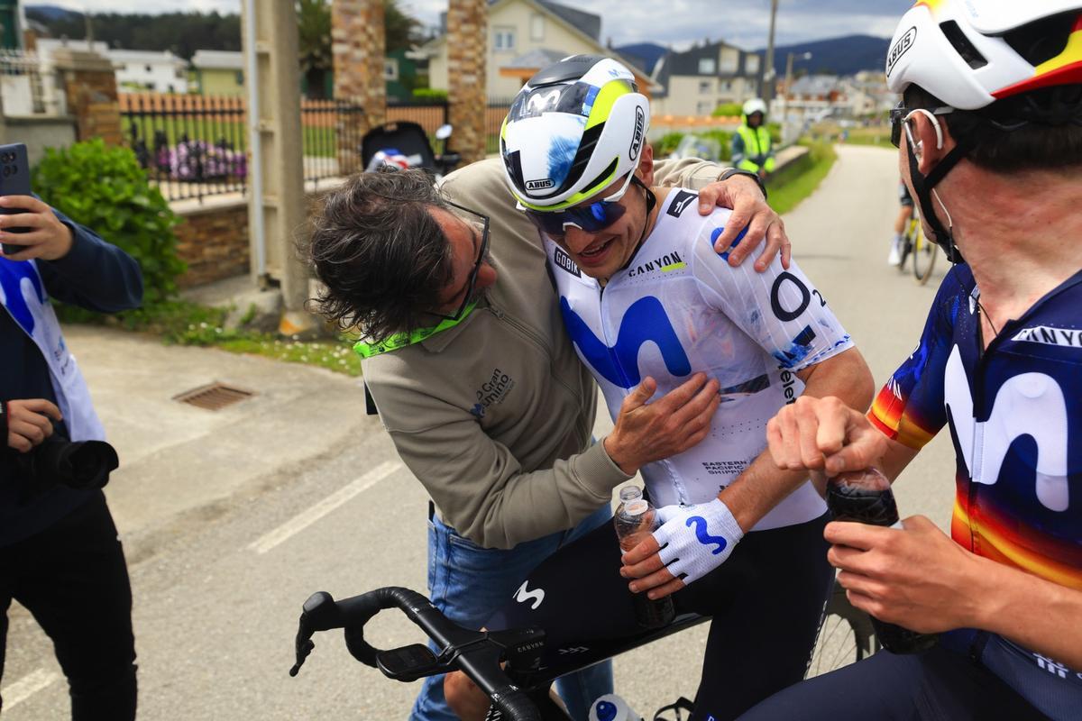 Carlos Canal celebrando su victoria en la segunda etapa del O Gran Camiño bajo el cielo nublado de Galicia