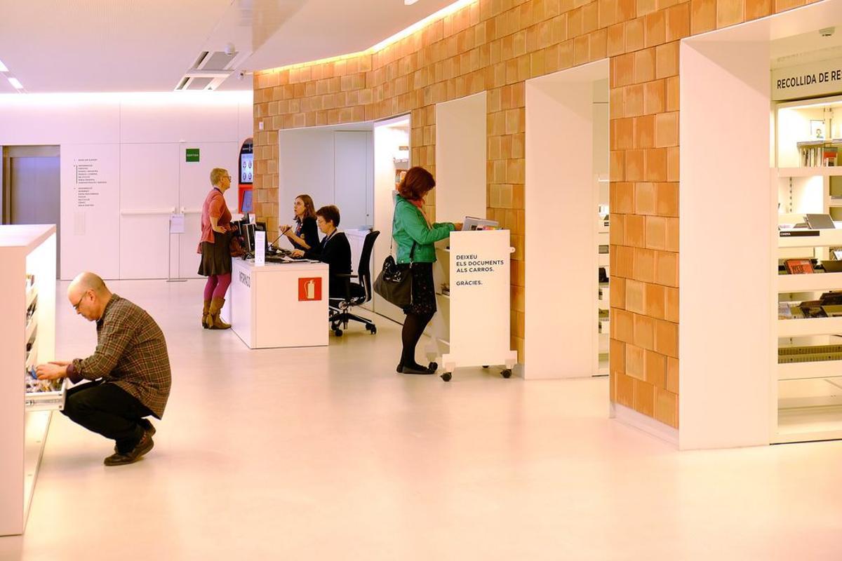 Teléfono habilitado para llamadas gratuitas a menores en una biblioteca municipal de Barcelona