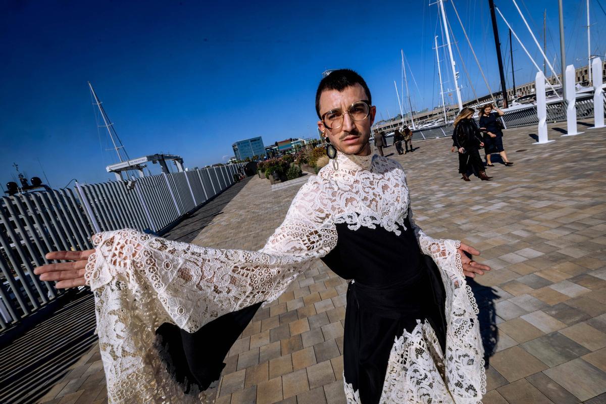 Alex mostrando su look mixto de botas blanco‑negro, pantalón baggy y vestido de encaje