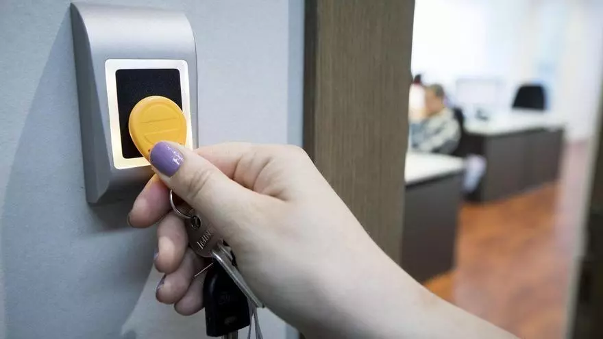 Flotilla Global Sumud zarpando del puerto de Barcelona con varios barcos de solidaridad