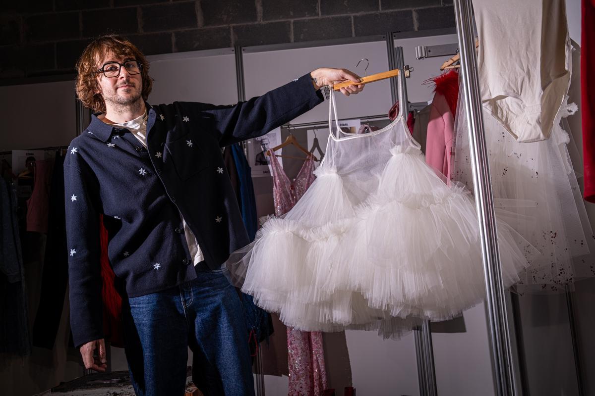 Rosalía rodeada de diseñadores de la 080 Barcelona Fashion durante los fittings