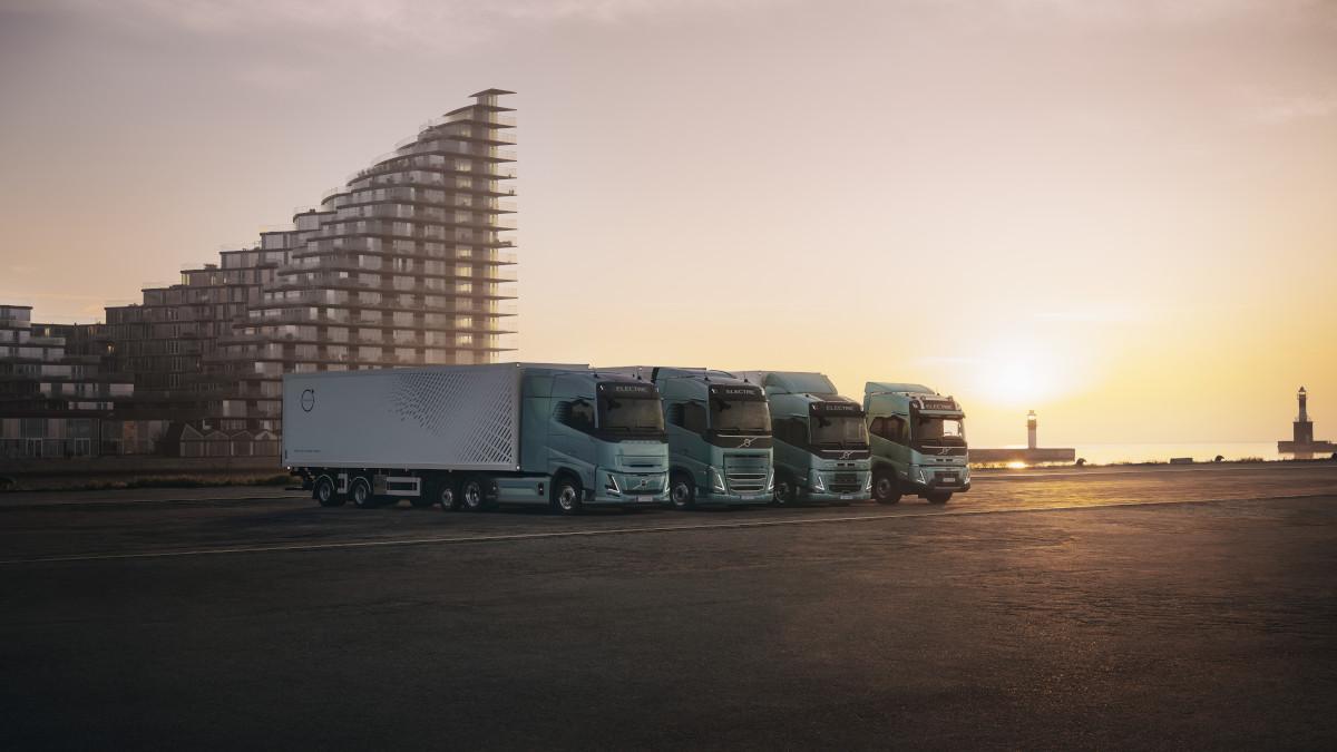 Camión Volvo FH Aero Electric en carretera, mostrando su diseño aerodinámico y la batería bajo el chasis