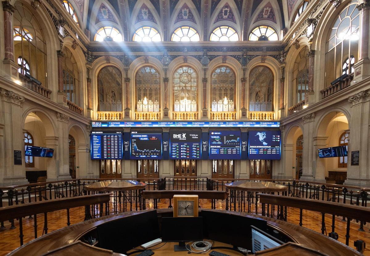 Ibex 35 cierra en rojo y amplía la brecha con Wall Street