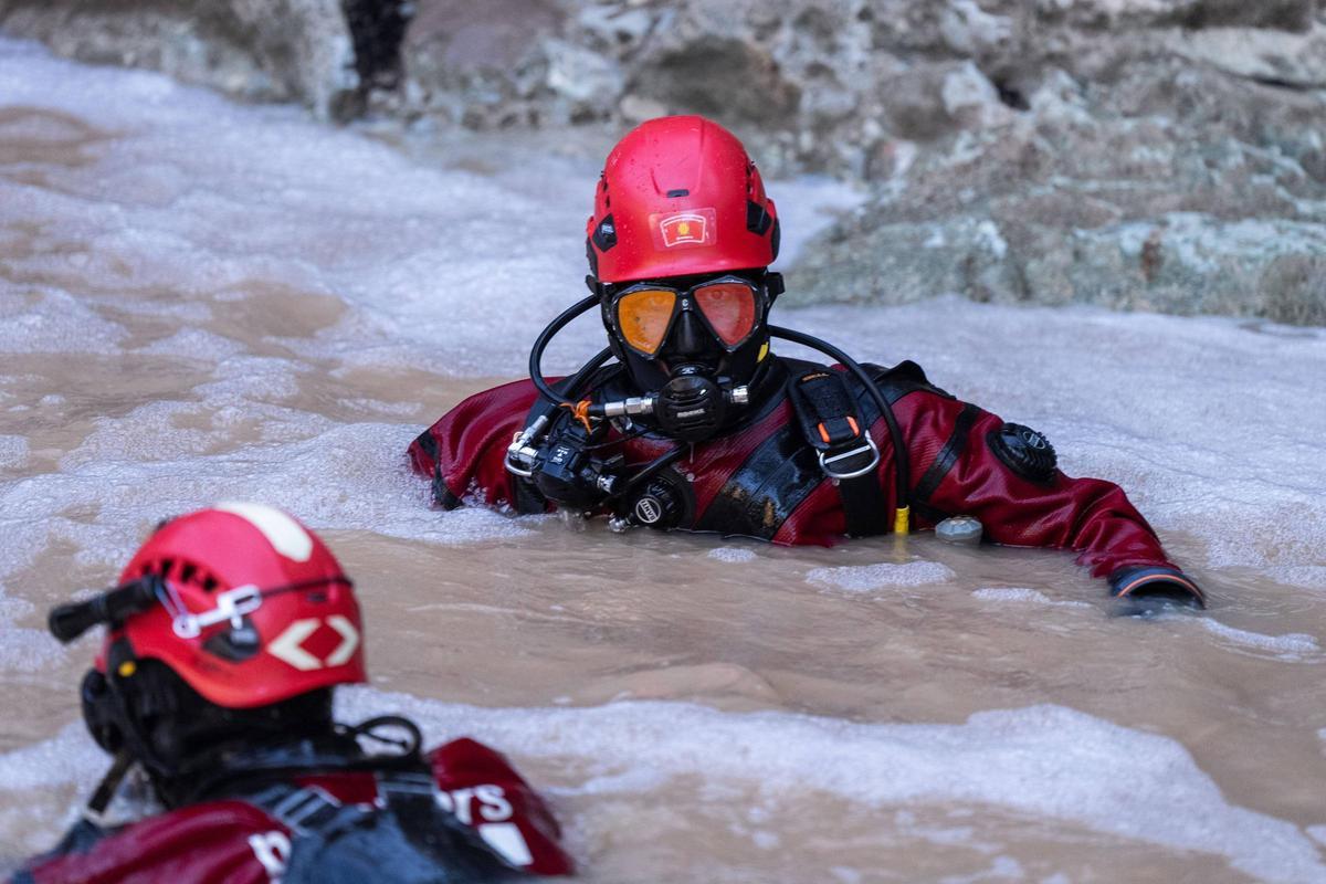 Bomberos de la Generalitat entrenando en aguas de Amposta