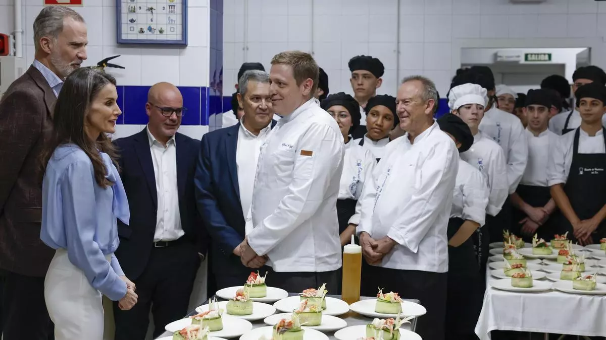 Buques de la Armada de EE. UU. navegando en aguas del golfo de Omán bajo el sol del desierto
