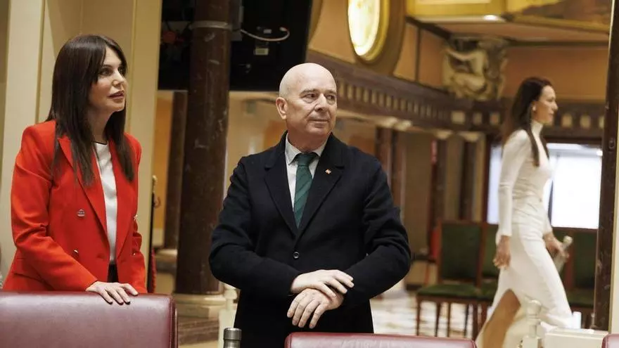 Bandera ucraniana ondeando frente al edificio del Gobierno italiano