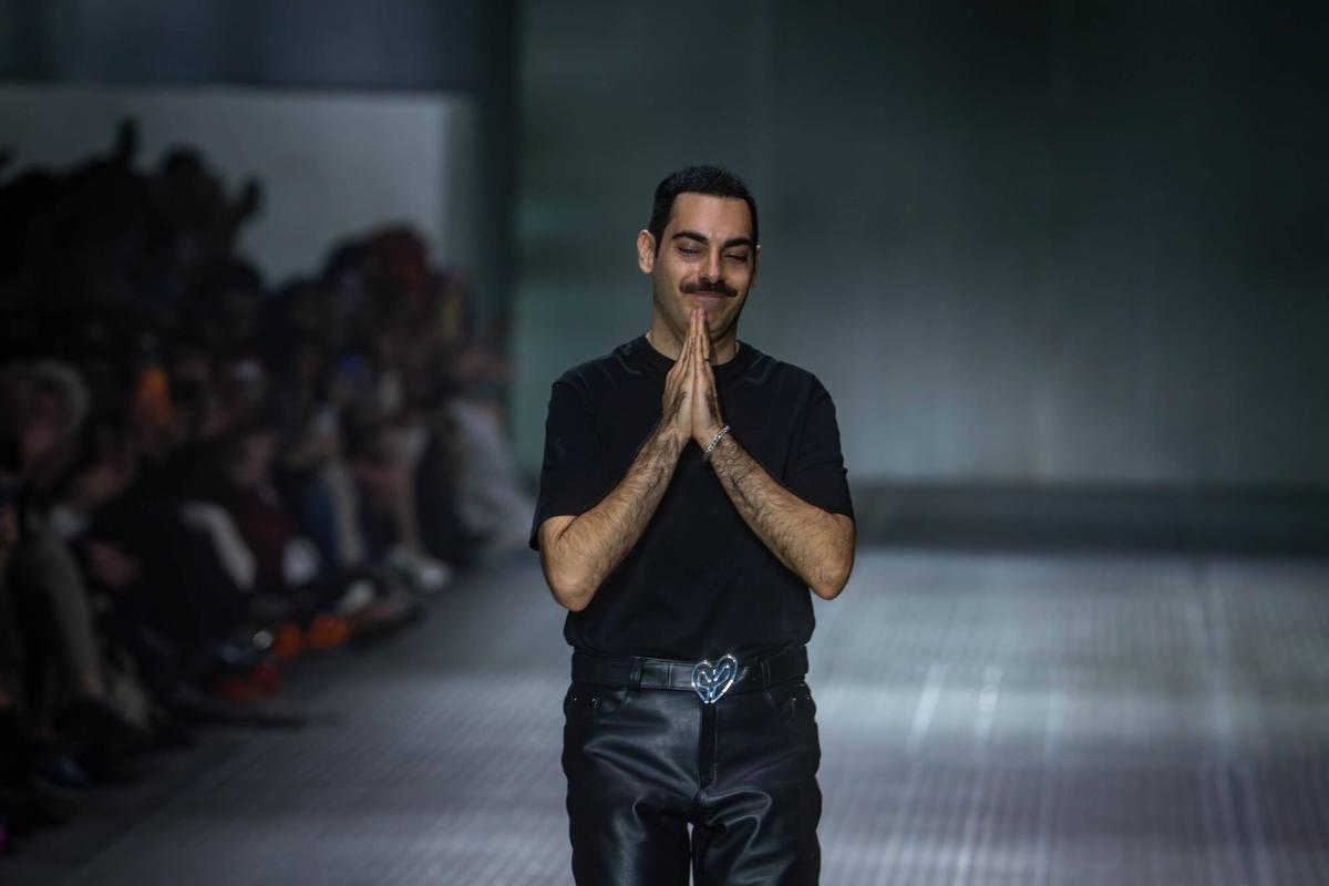 Pasarela 080 Fashion Barcelona con modelo luciendo un look de Dominnico, mezcla de streetwear y alta costura