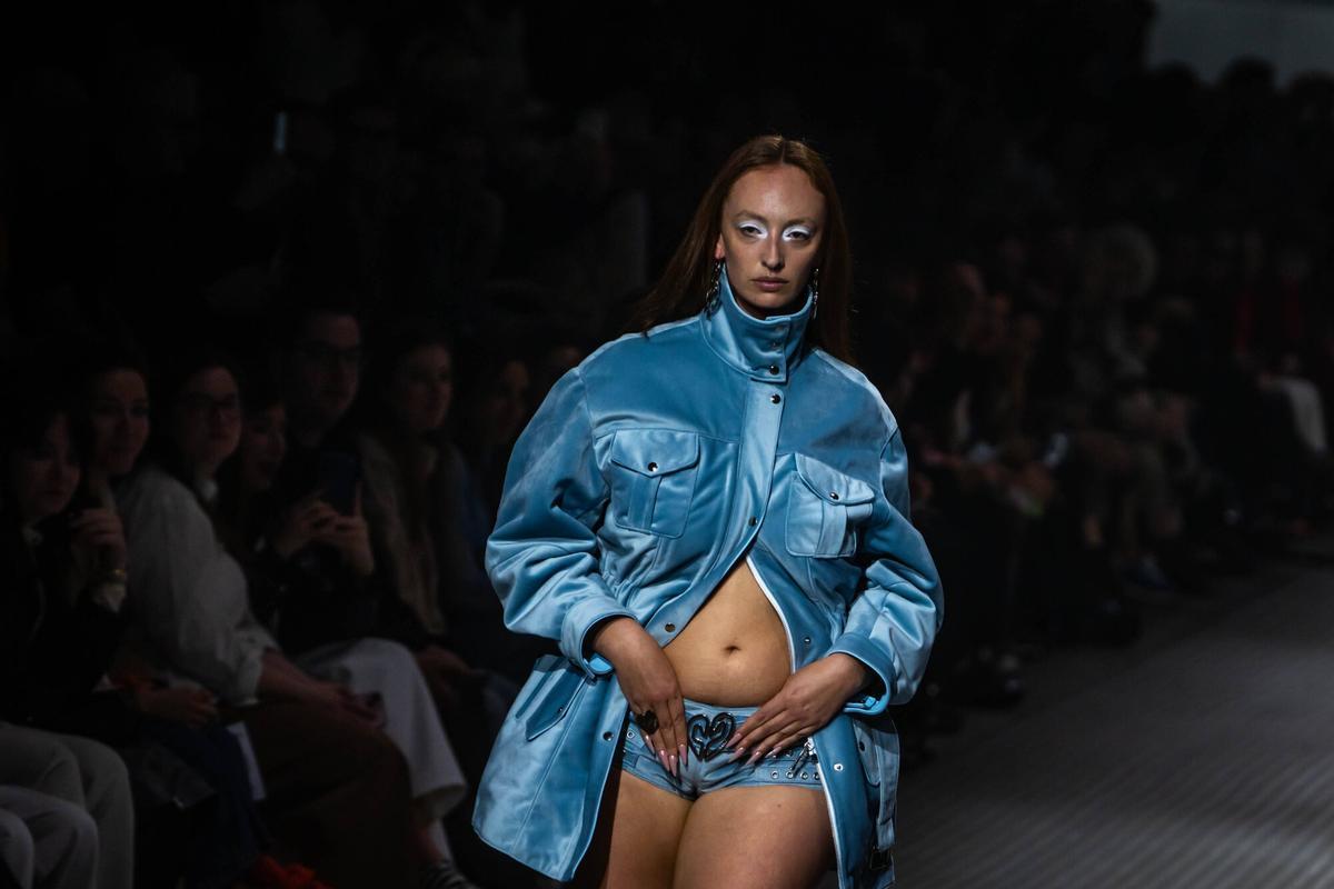 Detalle de una prenda de Dominnico: bordado artesanal sobre tejido técnico