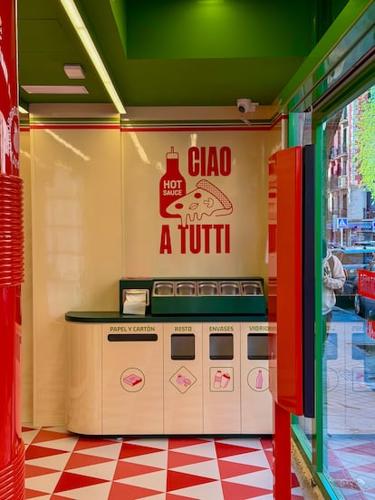 Robot de entrega deslizando una pizza recién horneada a un cliente