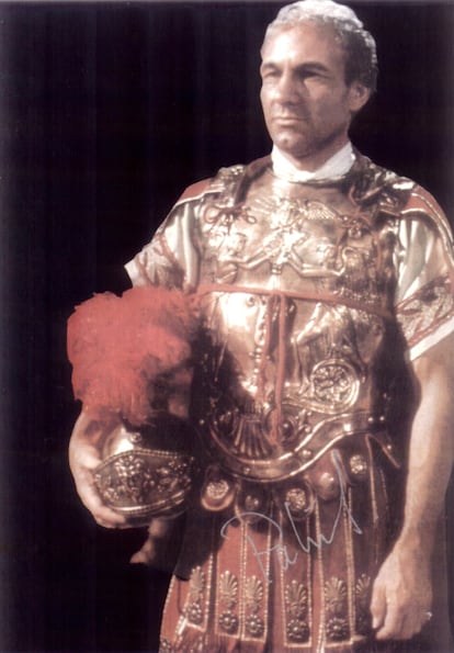 Escena icónica de la serpiente sobre el mosaico con el rostro de Claudio