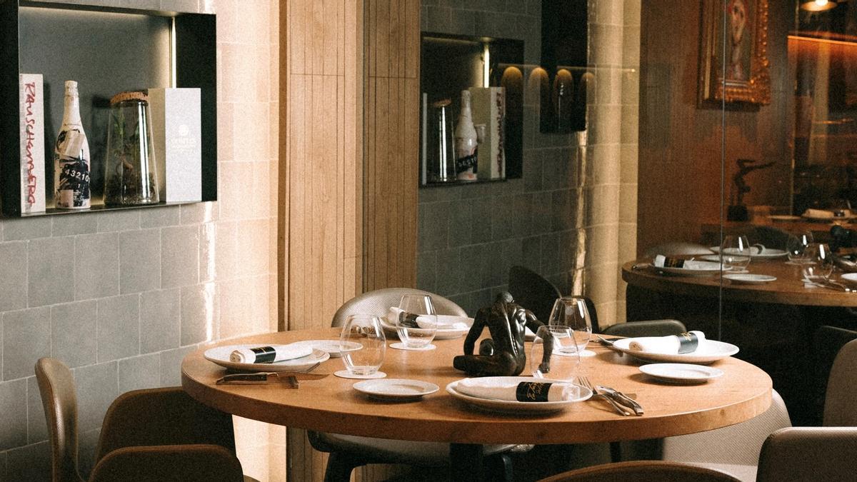 Interior de La Taverna del Clínic con mesas y barra renovadas