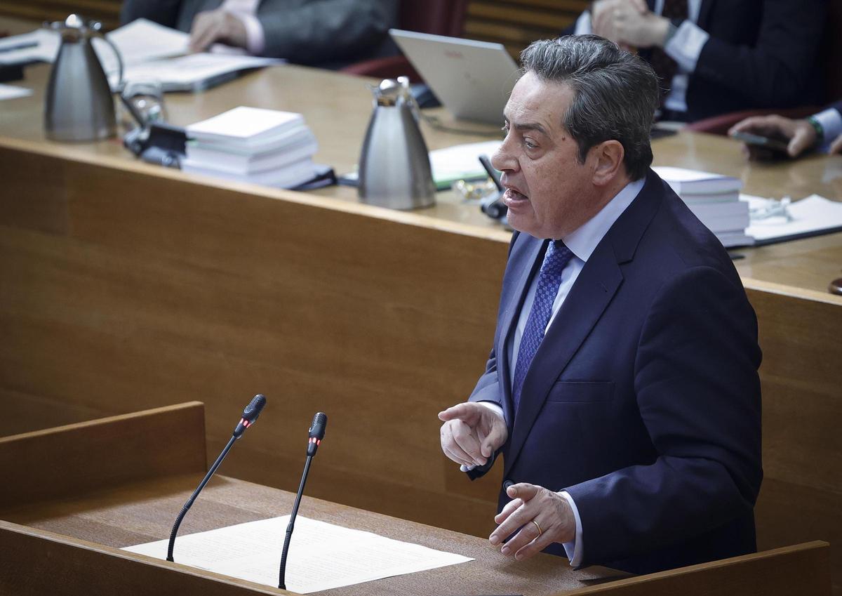 Presidente de la Generalitat Juanfran Pérez Llorca revisando documentos en la sesión plenaria de las Corts