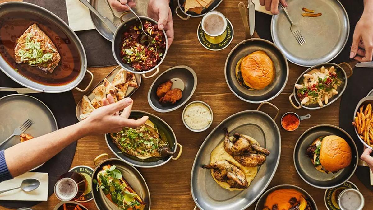 Terraza del restaurante Es Secret con vistas a la Costa Brava