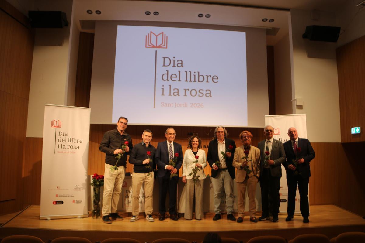 Vista panorámica de los puestos de libros y rosas en el centro de Barcelona durante Sant Jordi 2026
