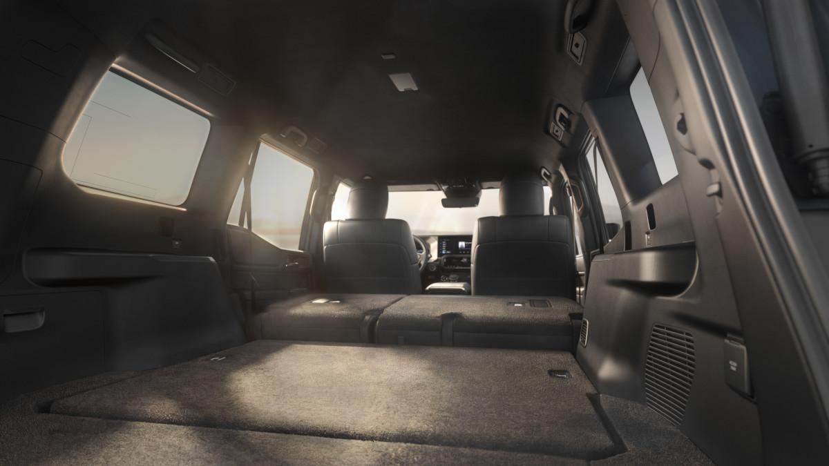 Interior del Land Cruiser 250 GX con pantalla multimedia de 9 pulgadas y cuadro de instrumentos digital