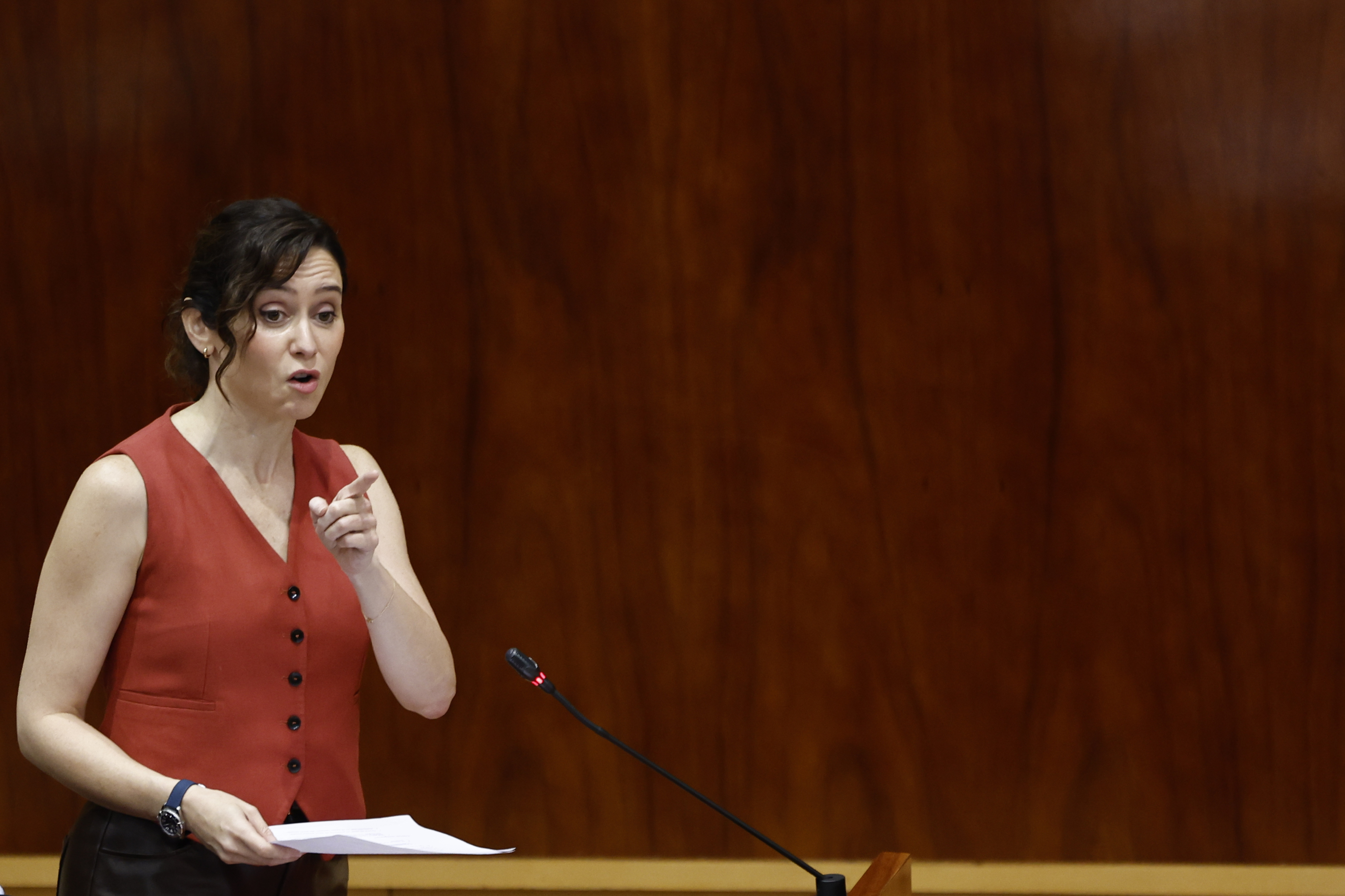 Ayuso exige ley y orden en inmigración y recibe críticas de izquierda y Vox