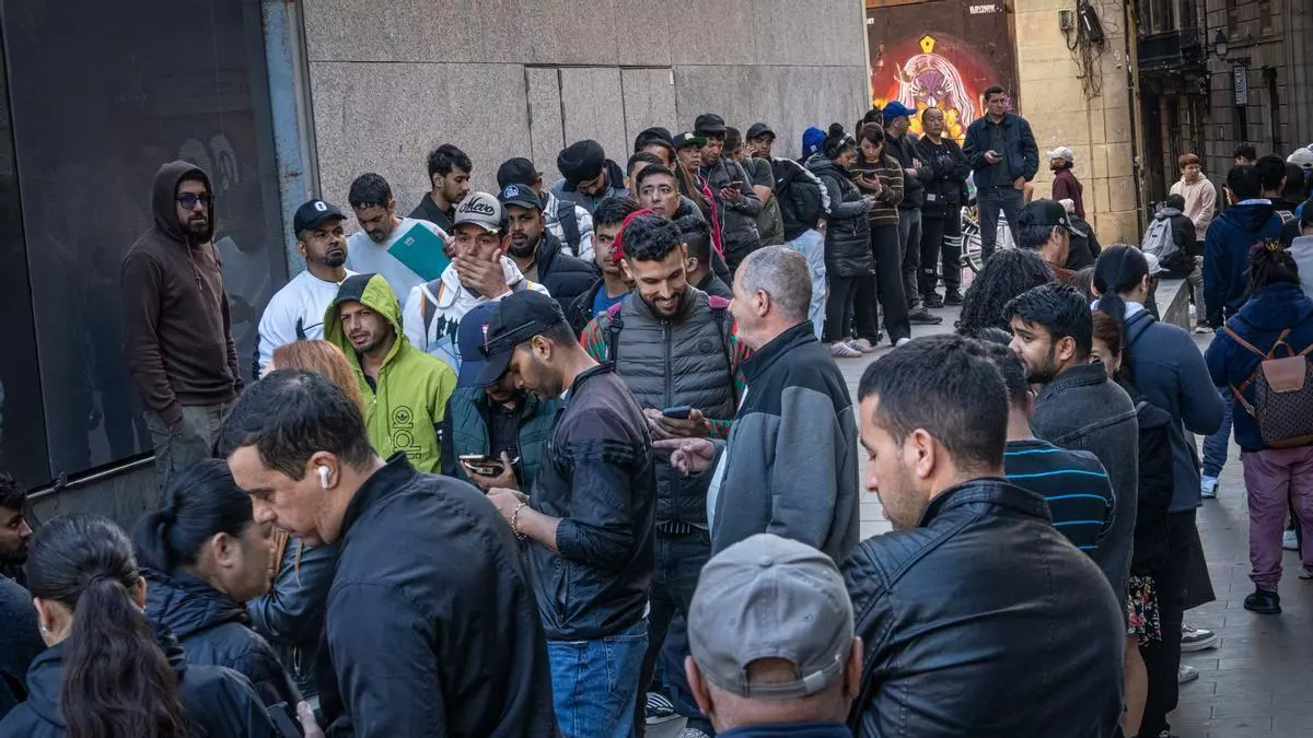 Paramédicos atendiendo a víctimas en un hospital de emergencia libanés