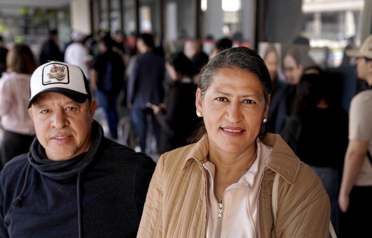 Fila de solicitantes en el Consorcio Regional de Transportes de Madrid, acreditando su estancia