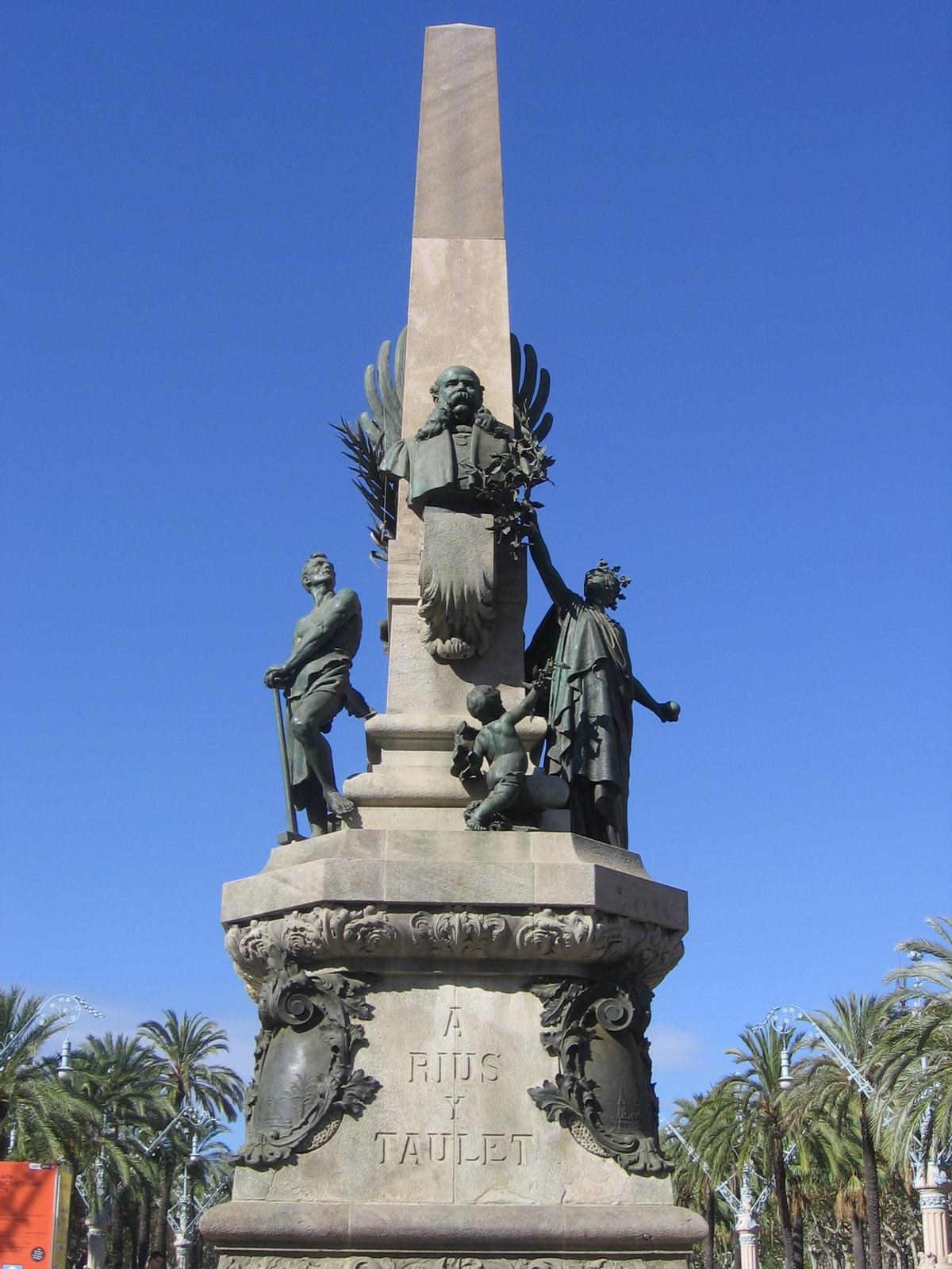 Plaza Universitat vista desde el campus universitario, con espacio reservado para el futuro monumento a Cerdà