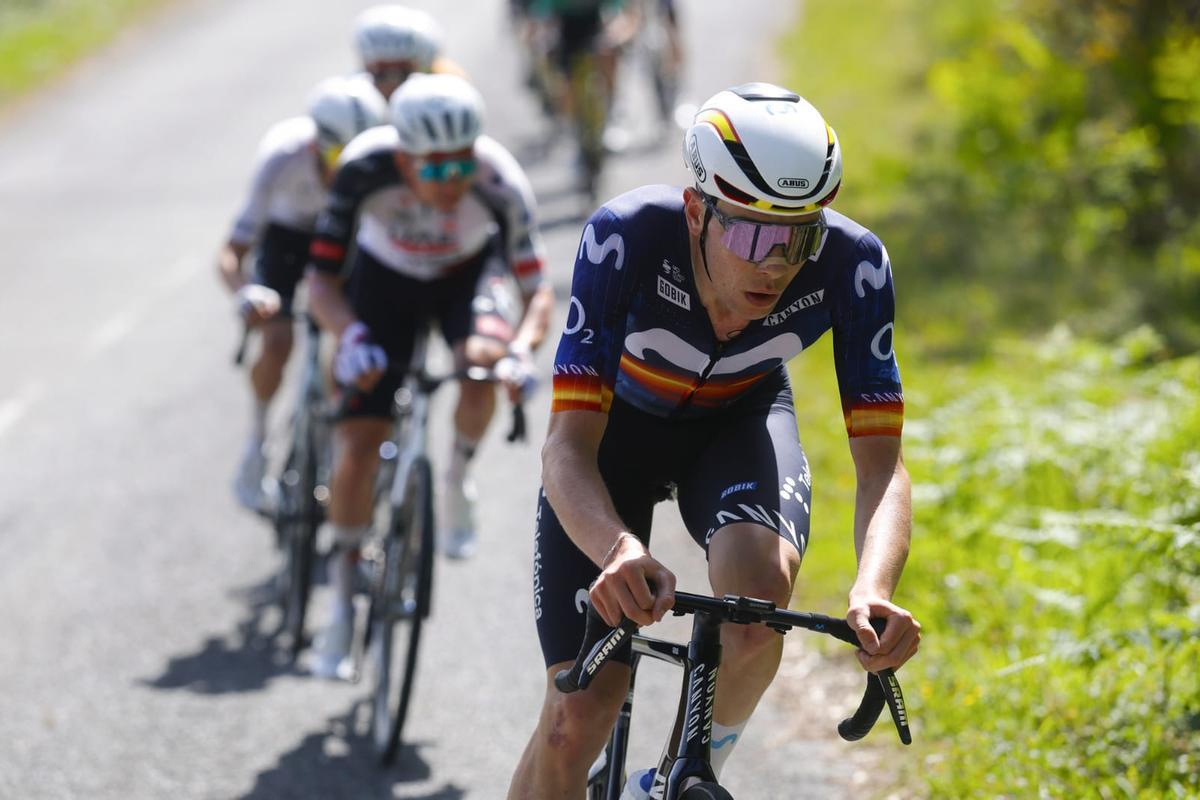 Iván Romeo cruzando la meta en solitario en la etapa 3 de O Gran Camiño, Padrón