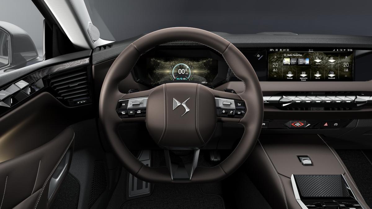 Stellantis y Microsoft firmando acuerdo de colaboración