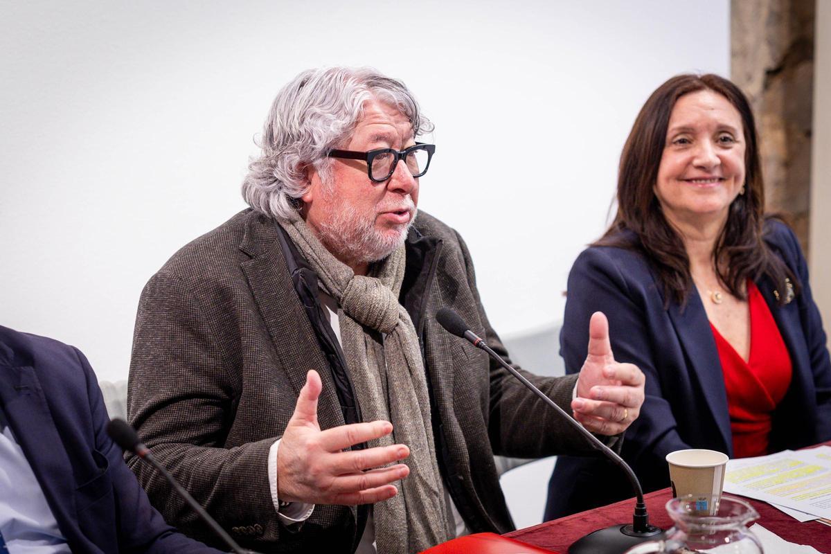 Leo Messi y el alcalde Antonio Balmón en la firma de la participación del Cornellà