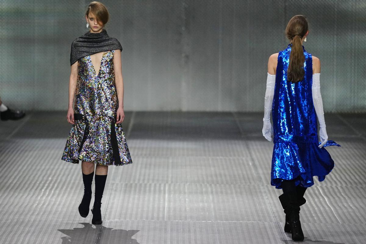 Desfile de la tercera jornada de la 080 Barcelona Fashion 2026 en la pasarela del Port Vell, mostrando una modelo con una prenda de la colección de Habey Club