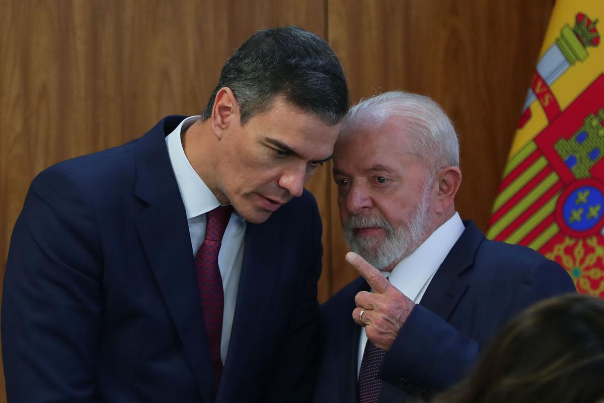 Pedro Sánchez y Luiz Inácio Lula da Silva firmando el pacto de minerales críticos en el Palacio de Pedralbes